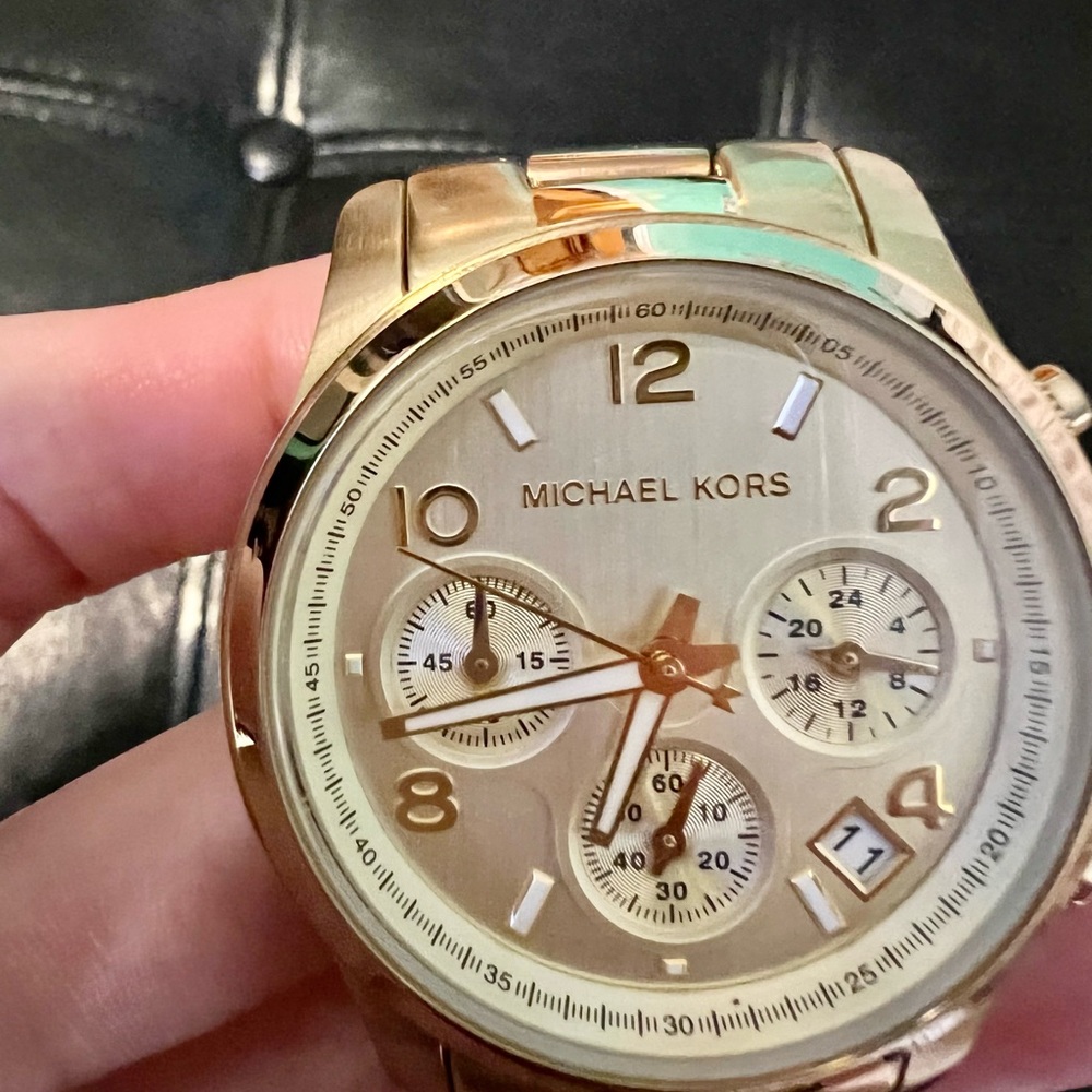 Preowned Michael Kors women watch gold tone ⭐️⭐️⭐️ - Picture 3 of 11